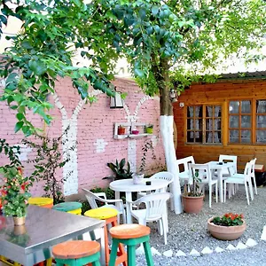 zig-zag-hostel.hotels-in-tirana.com/